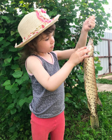 Рыбачка Соня с первой щучкой