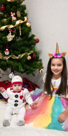 Девочки-сестрёнки у новогодней ёлки