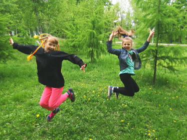 Весёлые подруги