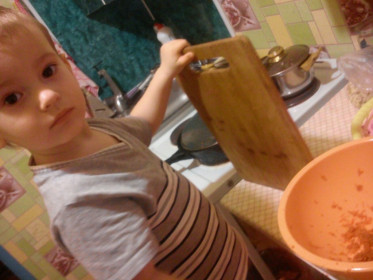 Алексей трёт морковь на салат