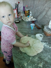 Адриана готовит пирожки