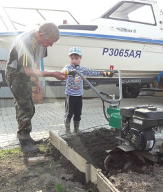 Глеб учится огород вспахивать