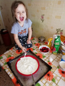 Асель занимается украшением пирога