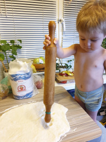 Вот как надо раскатывать тесто!