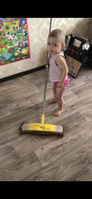 Мирослава помогает маме мыть пол