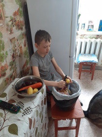 Богдан помогает папе