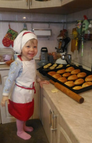 Алёнка готовит с мамой пироги