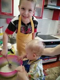 Милана со Стасиком заводят тесто