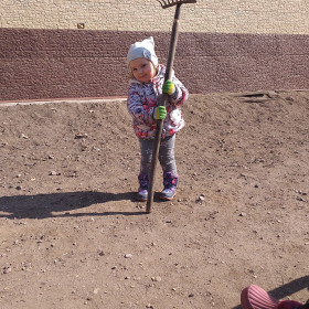 Варя убирает во дворе