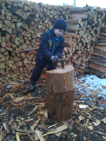 Родион рубит дрова