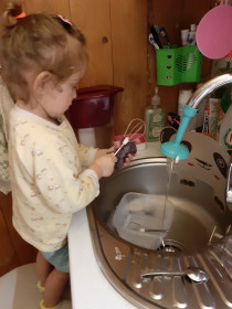 Милена моет посуду