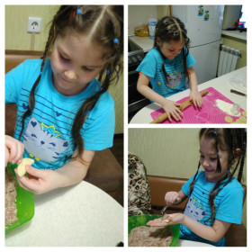 Варя помогает лепить пельмени