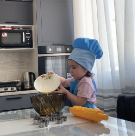 Оливия печёт печенье