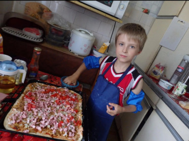 Алексей готовит пиццу