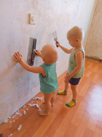 Дети помогают с ремонтом