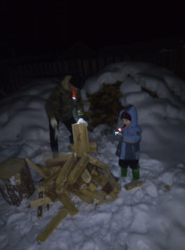 Олег помогает колоть дрова