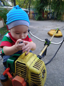 Павел помогает чинить косилку