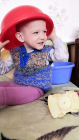 Помогает маме убирать посуду)))