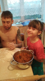 Папа учит дочку лепить вареники