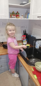 Алиса помогает мыть посуду маме