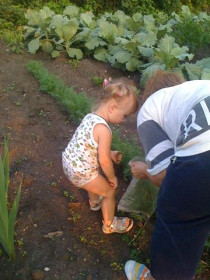 Варя на даче с бабушкой