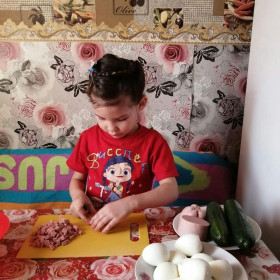 Софочка помогает маме!