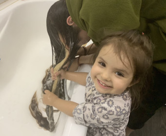 Кариночка моет голову сестре