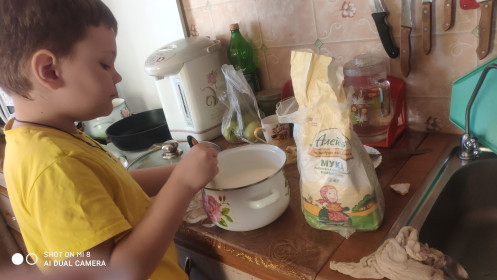 Саша помогает готовить тесто