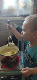 Богдаша толчёт картошку