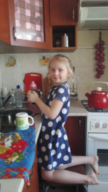 Кира моет посуду