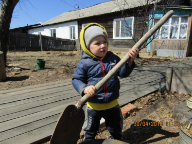 Ярик помогает бабушке в деревне