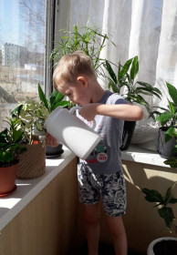 Не сижу без дела, помогаю маме я