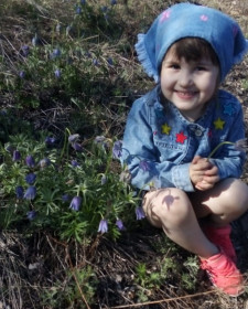 Сестричка нашла первоцвет