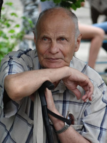 В городском парке приметила мужчину, задумчиво сидящего на скамейке и наблюдающего за детьми.