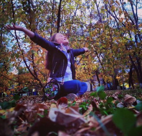 Племянница радуется осени