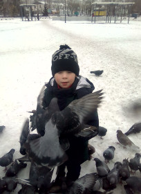 Сынок кормит голубей