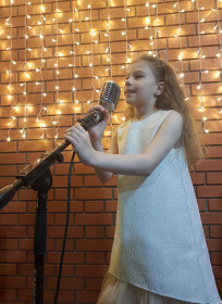 Мария на сцене в кафе-караоке в образе певицы.