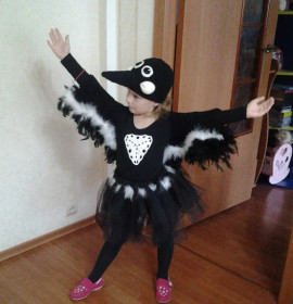 Машенька в образе вороны репетирует сцену из сказки.