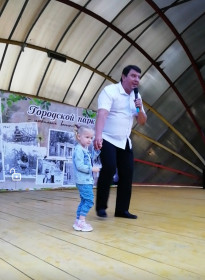 Софья Юрьевна на сцене.