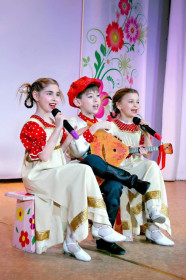 Плим-плим-плим, я не ревную тебя: сын Илья с девочками из ансамбля «Карамельки»