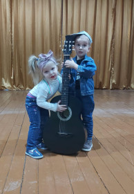 Наши юные артисты Настенька и Илюша: соло на одной гитаре