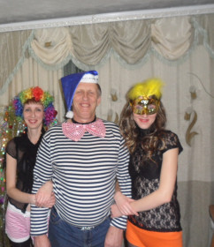 Домашний концерт в исполнении отца и дочерей