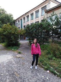 Стою на территории Амурского педагогического колледжа возле кустарника.