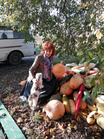 Тыква, девушка и кошка. Село Поляна