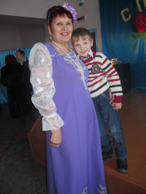 Нина Николаевна любит петь)