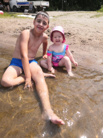 Шевалье Кирилл с сестренкой Мирой на отдыхе