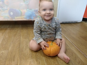 Малыш нашел желтый сладкий гостинец от бабушки, г. Благовещенск