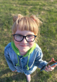 Дочь на вечерней прогулке