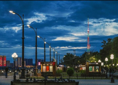 Вечерняя набережная и синие небо