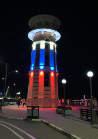 Маяк на набережной реки Амур